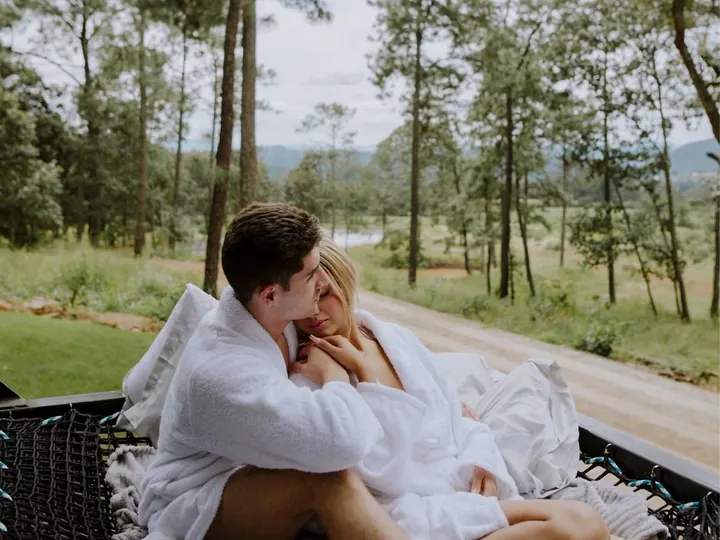 Pareja descansando frente al bosque