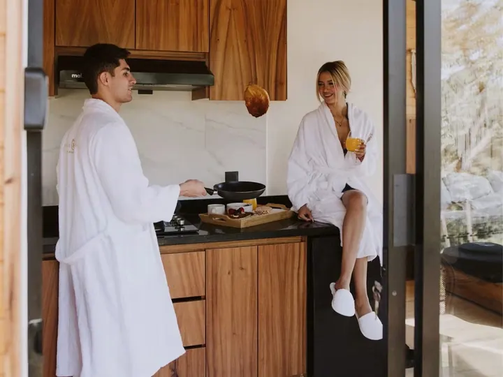 Pareja disfrutando una mañana en la cocina