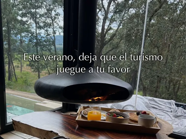 Desayuno frente a chimenea con vista al bosque